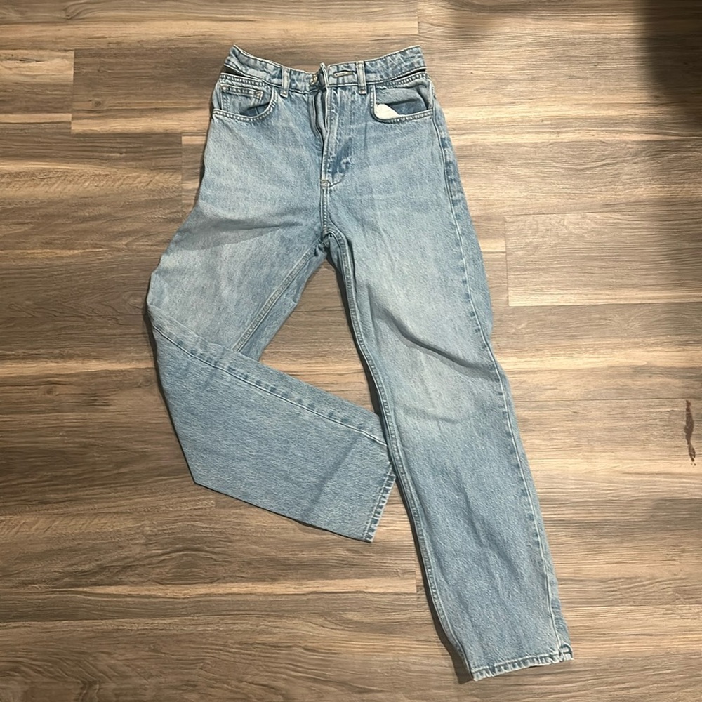 Frame jeans, medium light wash with cut out waste. Size 24 💋